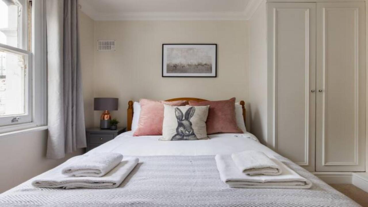 The West Kensington Apartments London Room photo