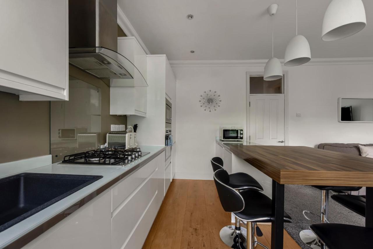 The West Kensington Apartments London Room photo